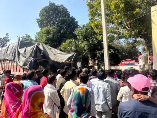 बांसवाड़ा के डूंगर गांव में निजी व्यापारी के यहां यूरिया की खेप उतारने पर विरोध जताते ग्रामीण।