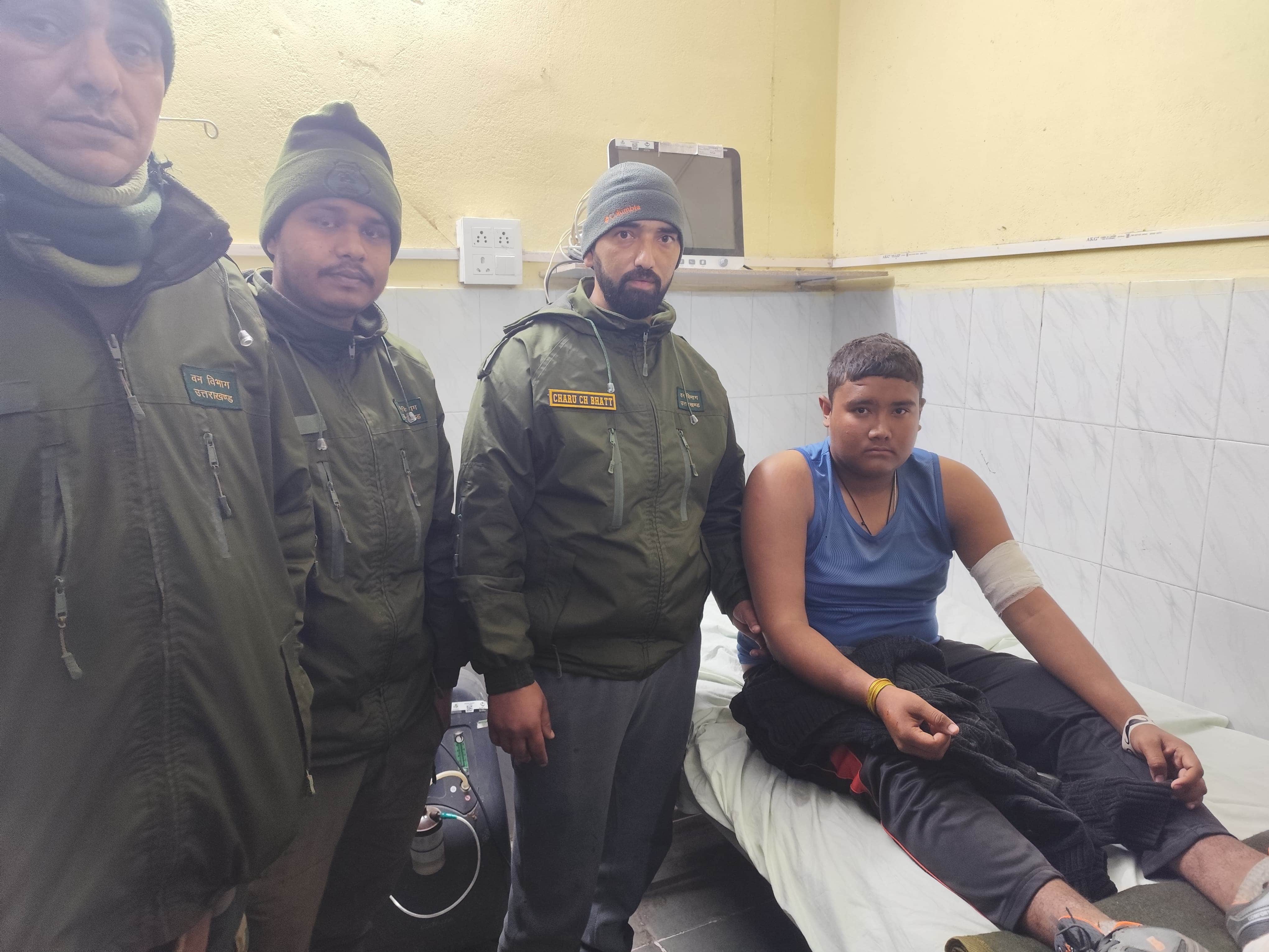 बेड़ीनाग सीएचसी में भर्ती तेंदुए के हमले में घायल अमित बोरा।