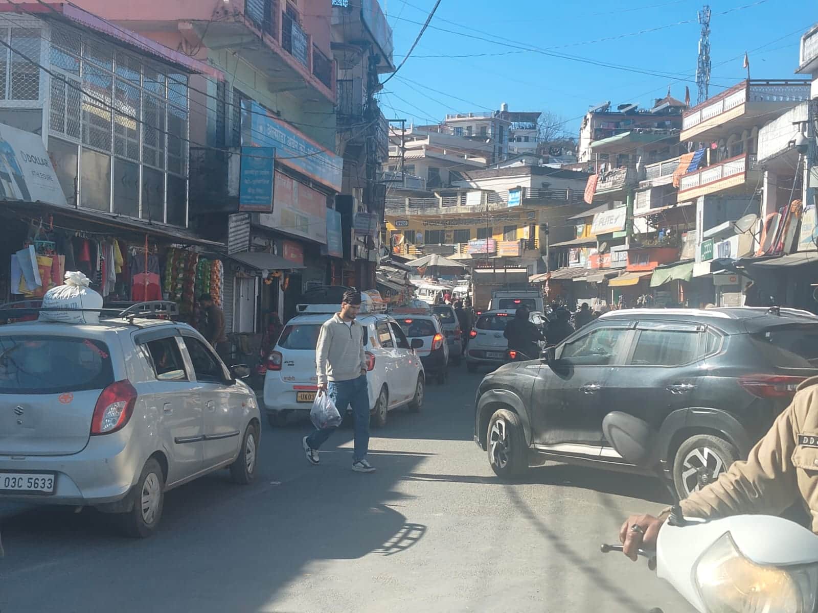 चंपावत में एनएच पर लगे जाम से बचकर निकलता राहगीर।संवाद