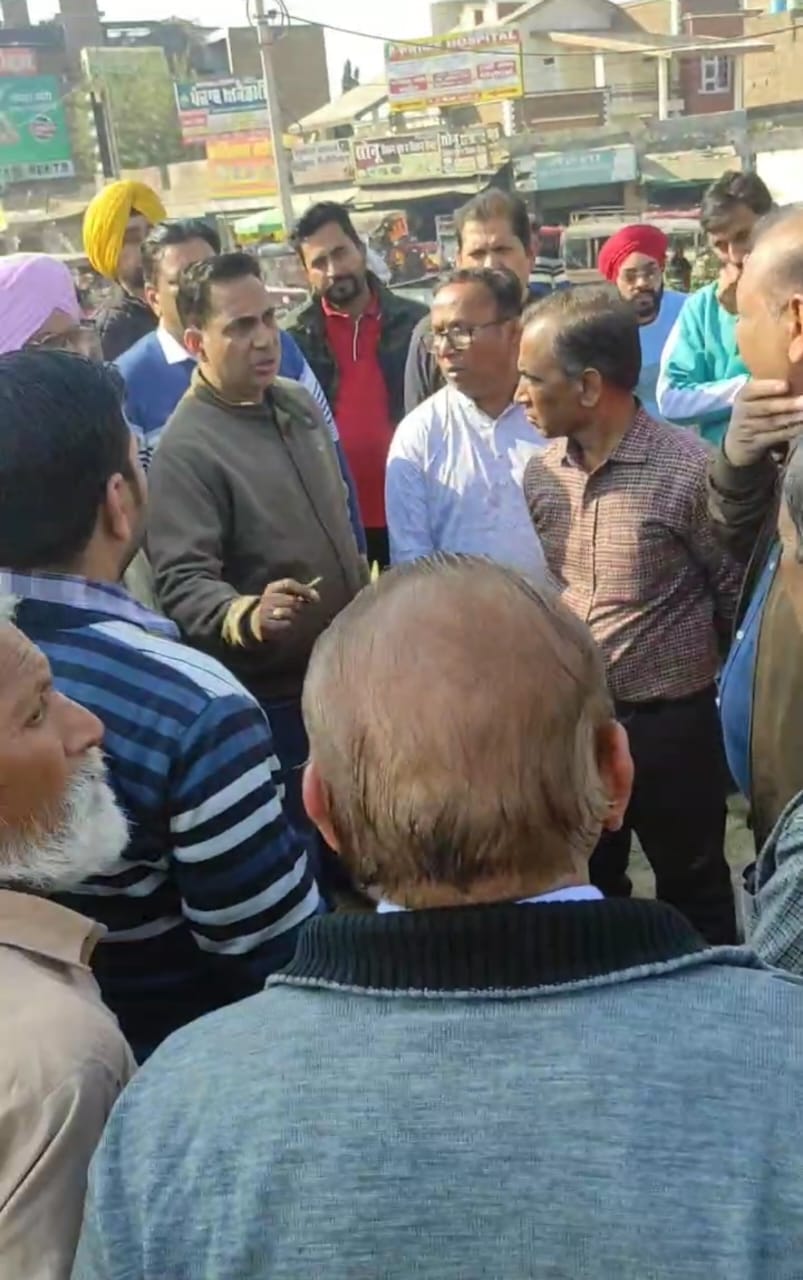 Shopkeepers demonstrated at Gol Chowk, got space as per demand