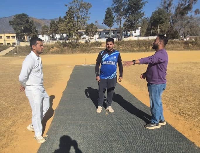  एलएसएम परिसर के खेल मैदान में क्वार्टर फाइनल मुकाबले में अंपायर के साथ टॉस के लिए पहुंचे कप्ता