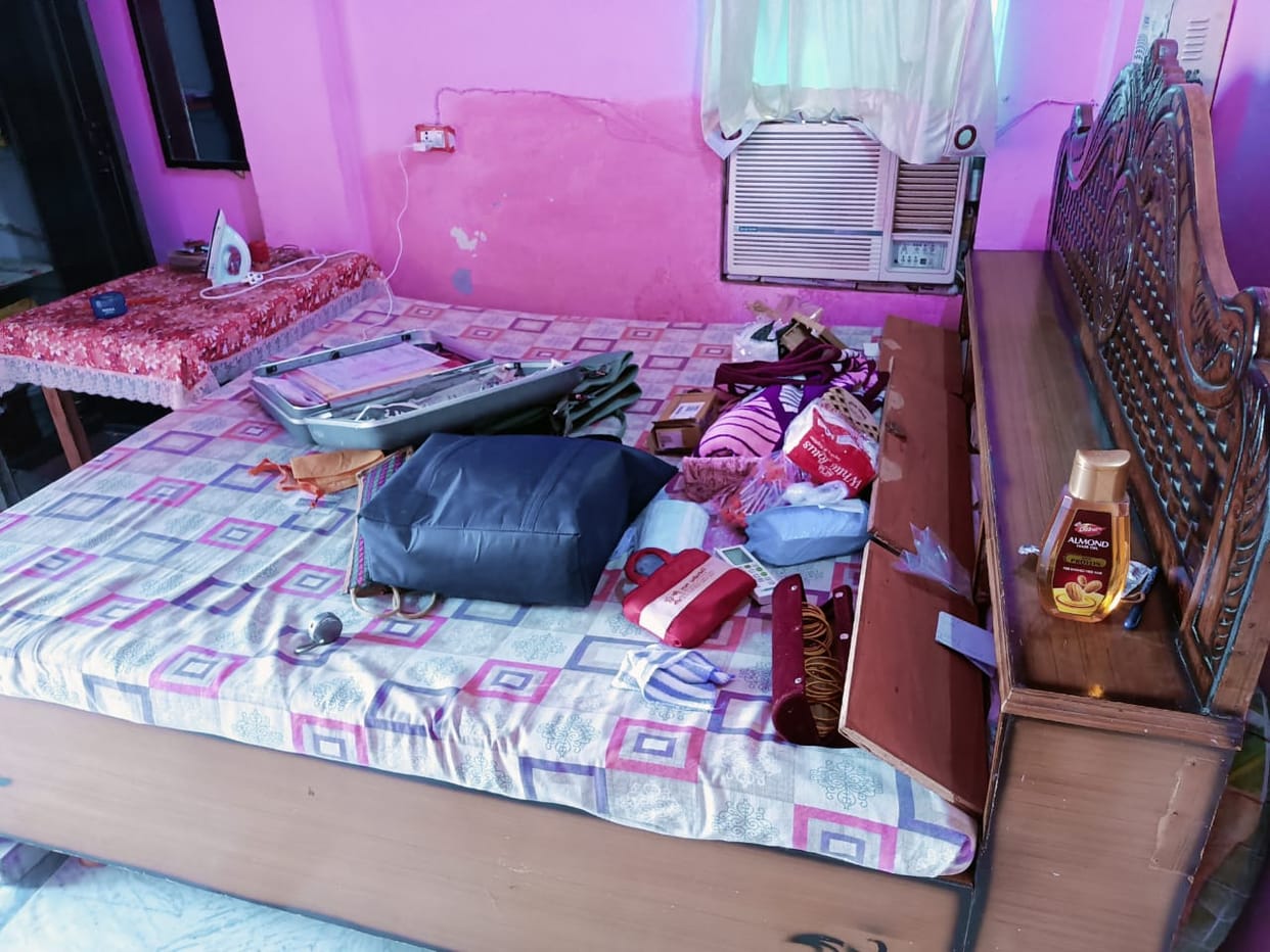 Locks of eight residences of the medical college were broken, theft of Rs 1 crore
