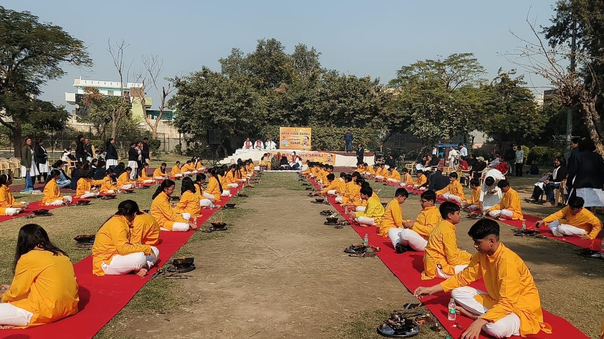 A 100-altar grand yagna (fire ritual) was performed for de-addiction and public awareness.