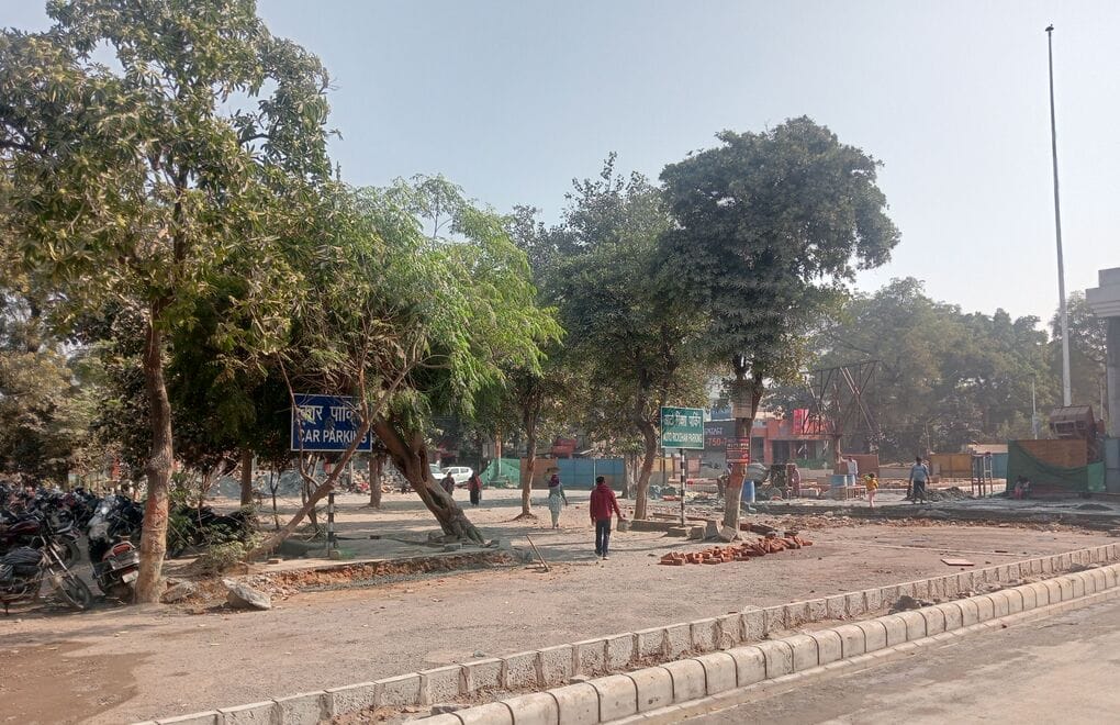 Expansion of the parking area at the railway station, along with the entry and exit gates, has begun; a vertical garden will be located in the center.