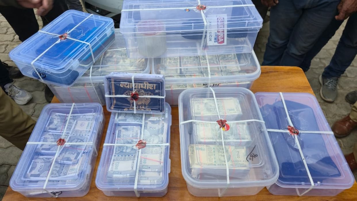 The fraudsters used to trap people by luring them with the promise of giving four times the amount of fake notes in exchange for the real ones.