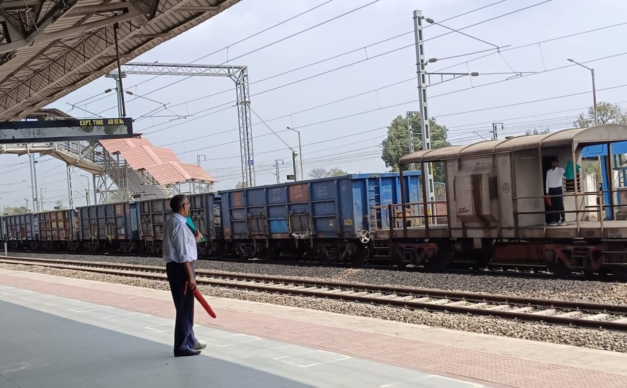 Due to the change in route, Bhuj-Bareilly, Barmer-Jammuwati trains will pass through Narnaul station.