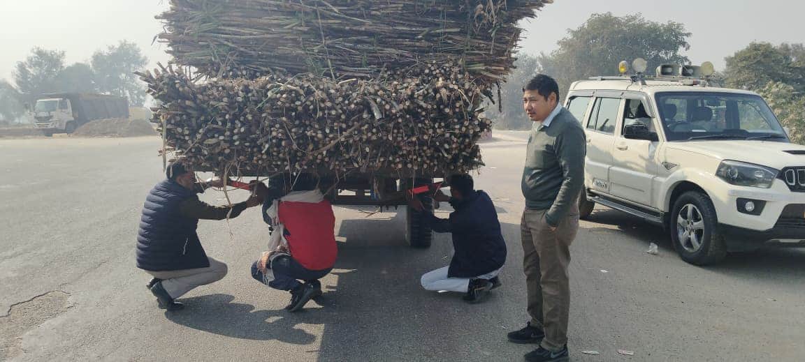 गन्ना लदे ट्रैक्ट्रर- ट्राली में रिफ्लेक्टर लगवाते परिवहन विभाग के अधिकारी। स्रोत- विभाग