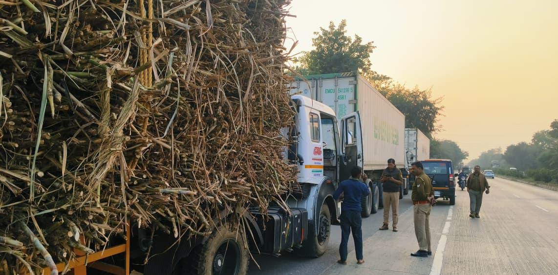 Crackdown on overloaded sugarcane-laden vehicles, 21 challaned