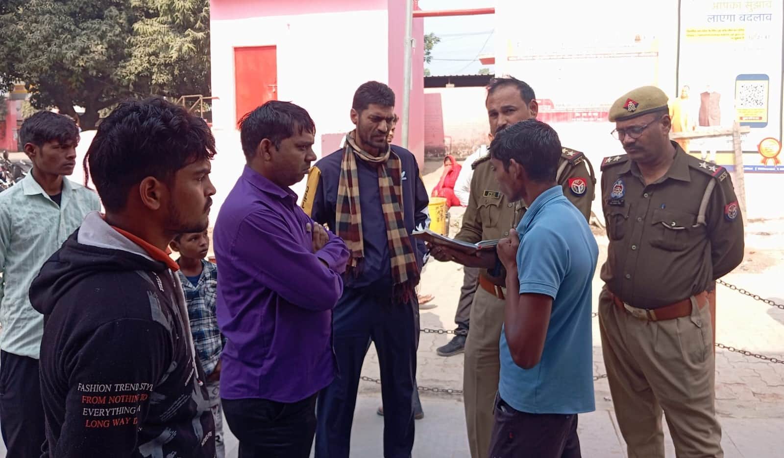 जिला अस्पताल में मृतिका की मौत के बाद परिनजों से बातचीत करती पुलिस। संवाद