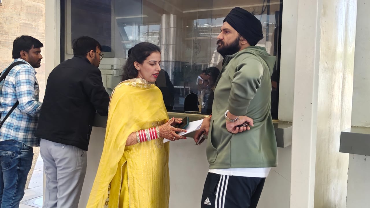 जयपुर एयरपोर्ट पर परेशान होते यात्री