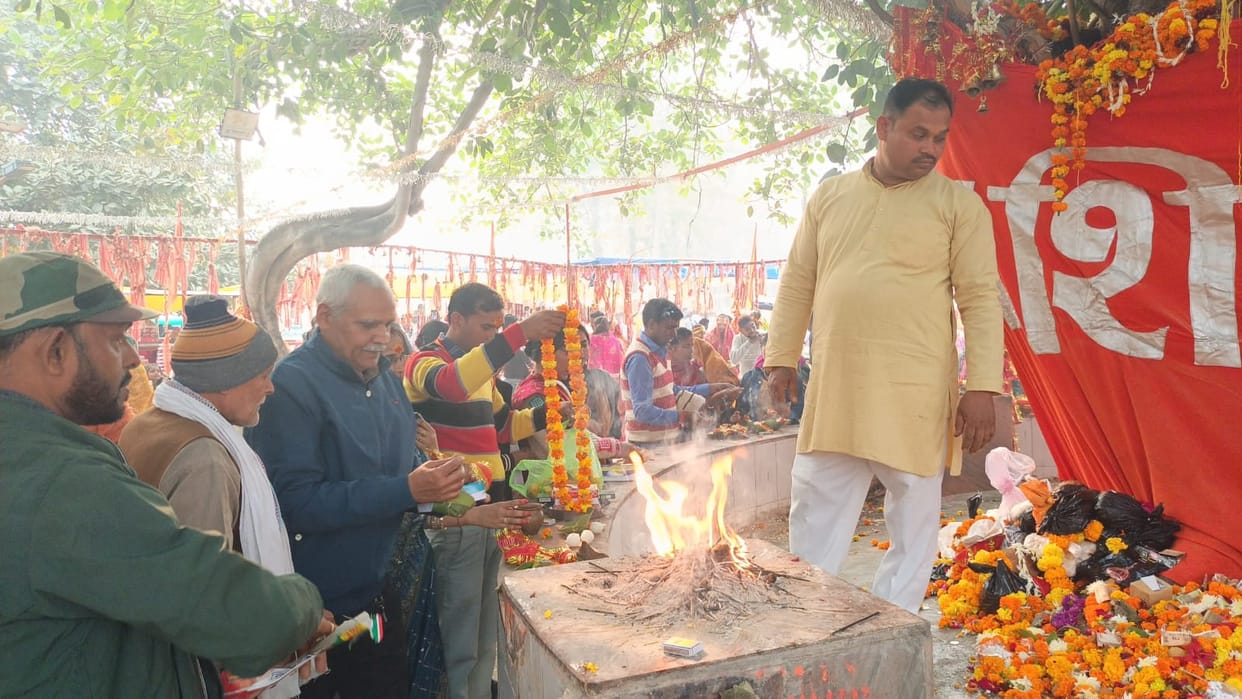 Devotees arrived to visit and worship at the weekly fair