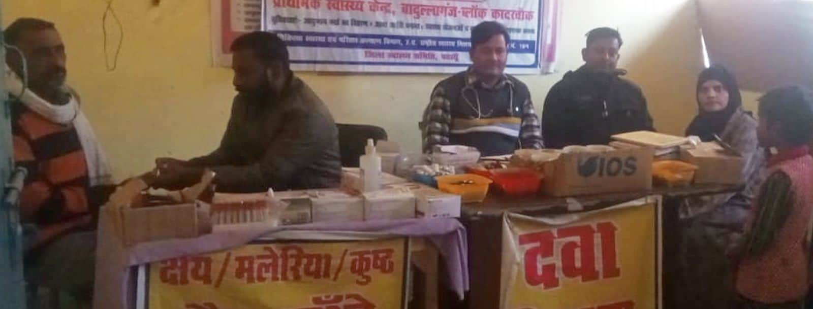 कादरचौक में आरोग्य मेला में स्वस्थ्य परीक्षण कराते लोग। संवाद