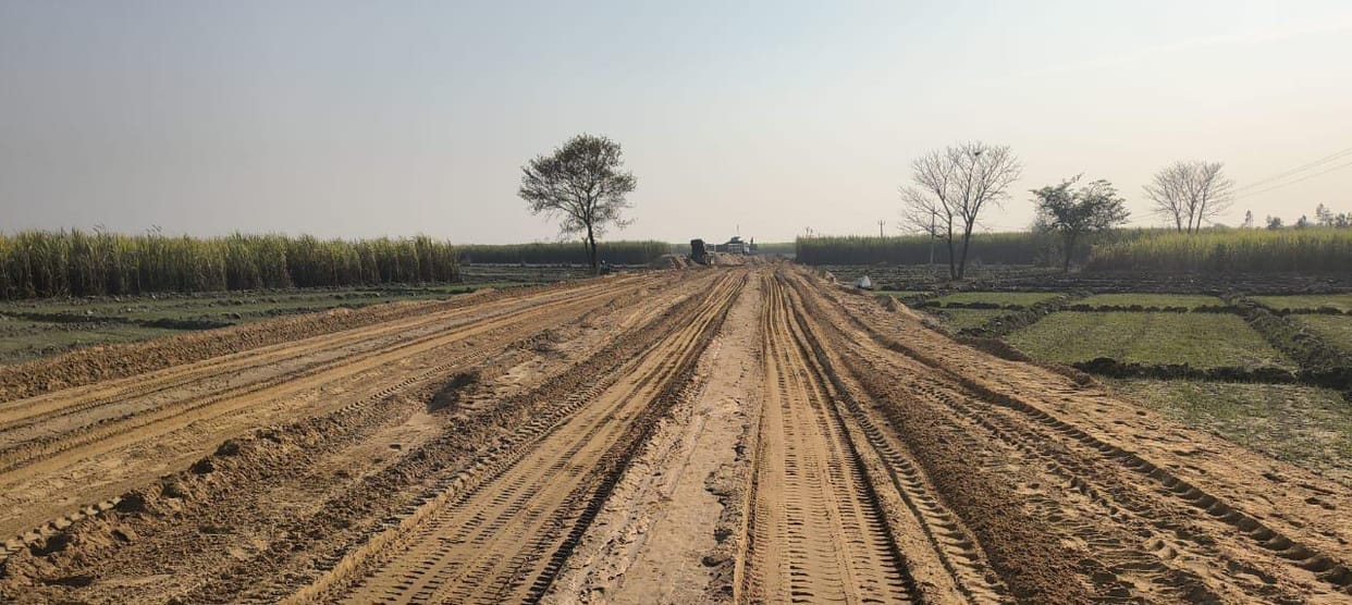 The construction work of the embankment which was stopped for three months has started.