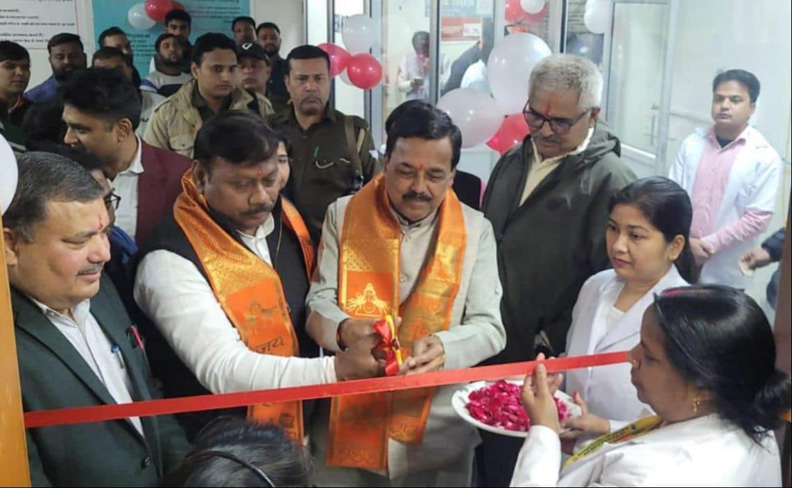 मेडिकल कॉलेज के ब्लड बैंक में ब्लड कंपोनेंट सेपरेशन यूनिट का लोकार्पण करते सदर विधायक विपिन वर्