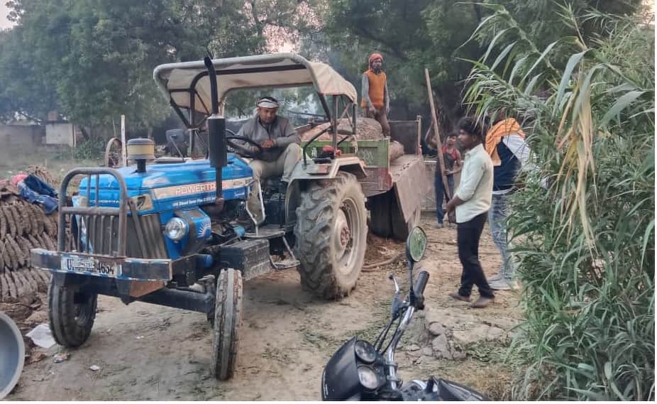 महादेवपुर में हरी लकड़ी लदी जा रही ट्रैक्टर । स्रोत वन विभाग