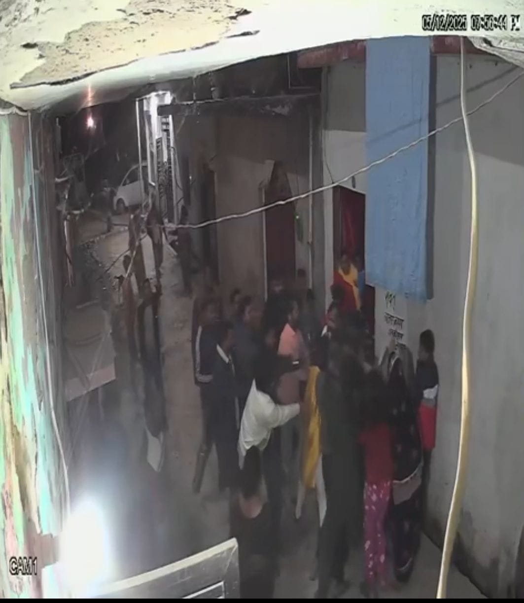 The builder, along with his associates, entered the house and beat up the entire family