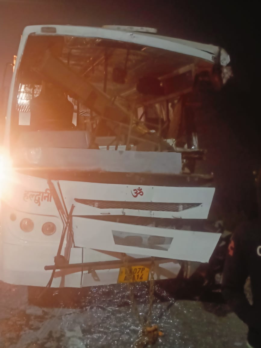 Roadways contract bus met with an accident in Moradabad, six people injured