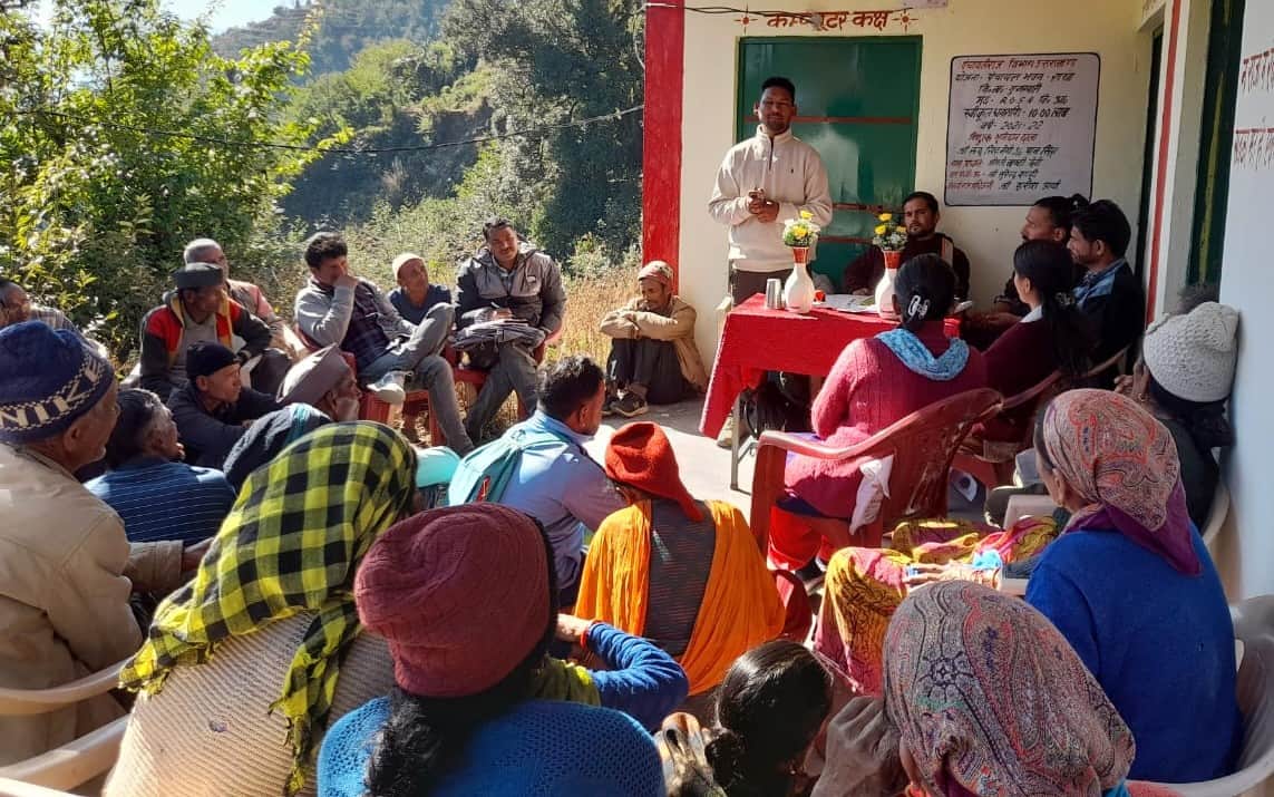 नाचनी के राया ग्राम पंचायत की बैठक में मौजूद ग्रामीण। स्रोत: ग्रामीण