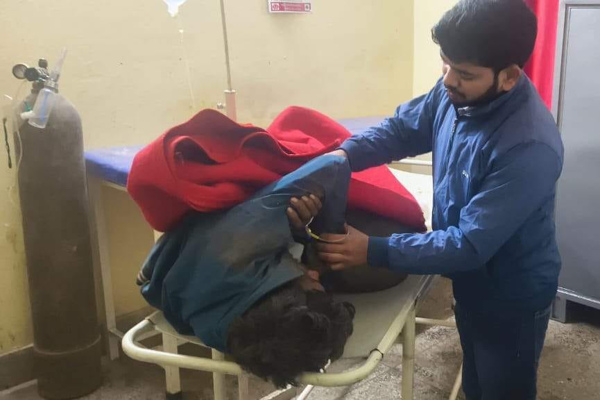 Truck ran over the leg of a young man sleeping drunk on the roadside