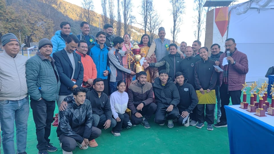 Nainital Flats won the Open Volleyball Tournament trophy.