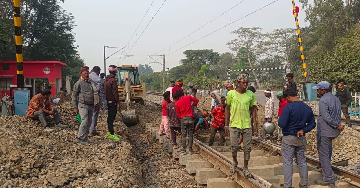 Narharpur crossing remained closed, causing inconvenience to commuters.