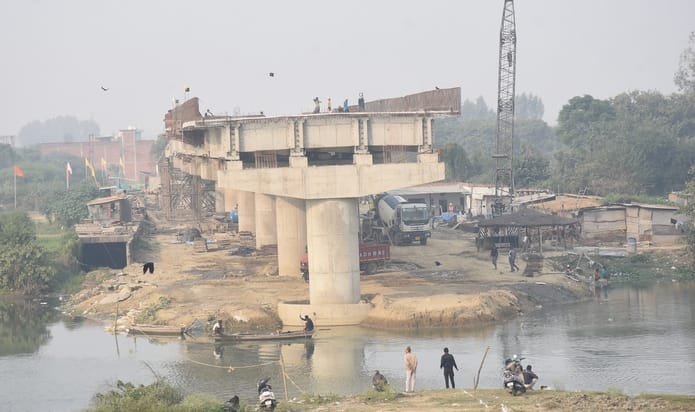 Half the work of Mehndighat bridge is complete, now work will start from Gaughat side.