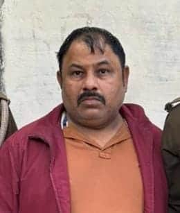 पुलिस गिरफ्त में आरोपी गजानंद पिप्पल उर्फ संजय। स्रोत जीआरपी