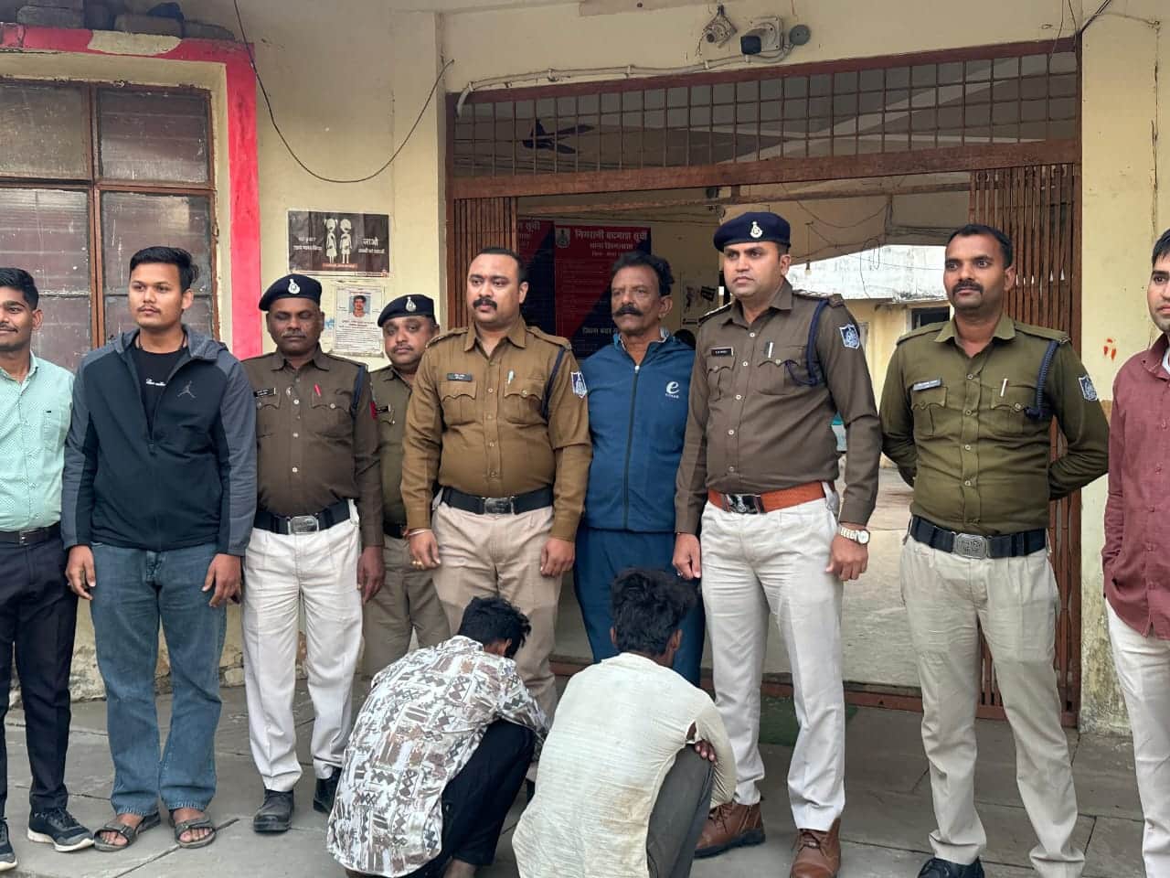 पुलिस गिरफ्त में हत्या के आरोपी।