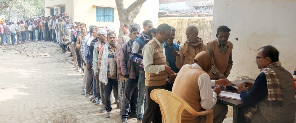 Urea was distributed to farmers under police supervision at the Paraur committee.