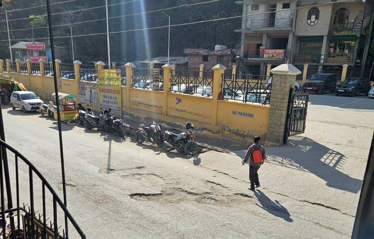 Patlikuhal market road turns into potholes
