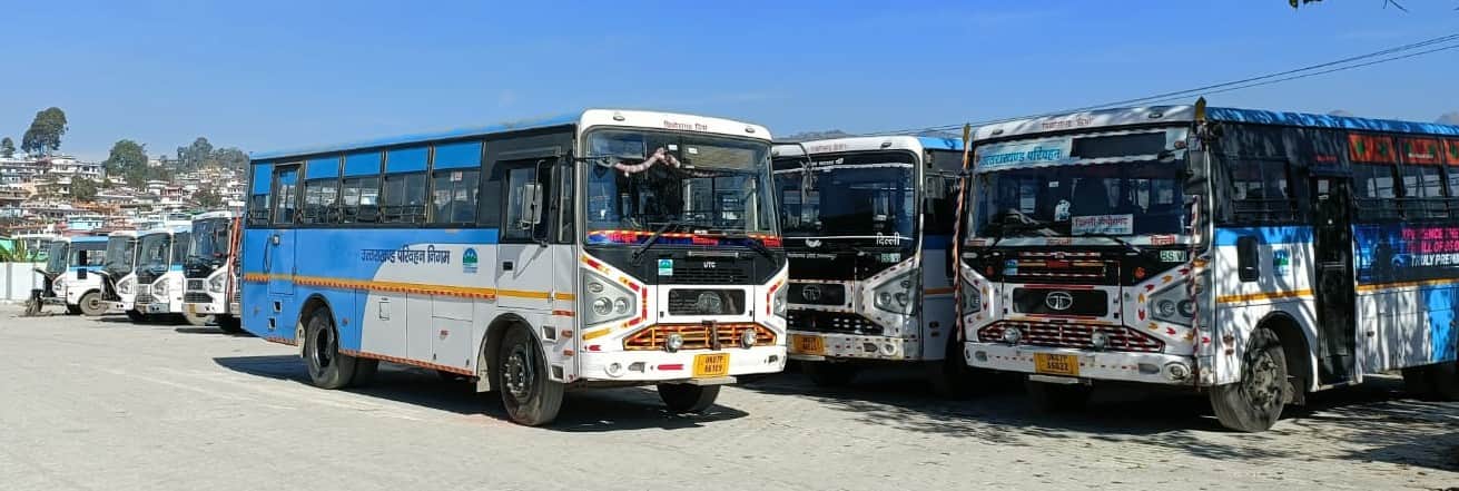 पिथौरागढ़ के रोडवेज वर्कशॉप में चालक और परिचालकों की कमी से खड़ीं बसें। संवाद