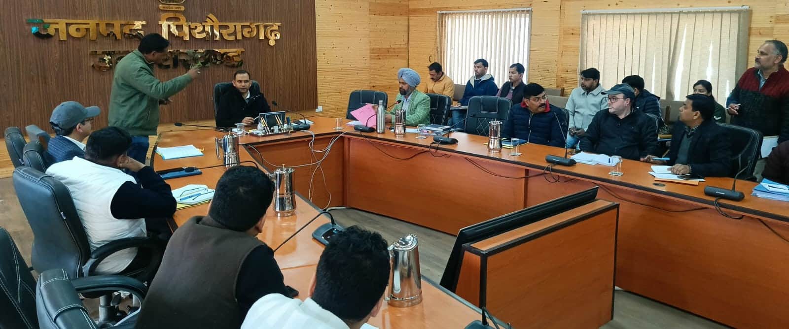  पिथौरागढ़ कलेक्ट्रेट सभागार में लोगों की समस्याएं सुनते डीएम और अधिकारी। स्रोत: सूचना विभाग