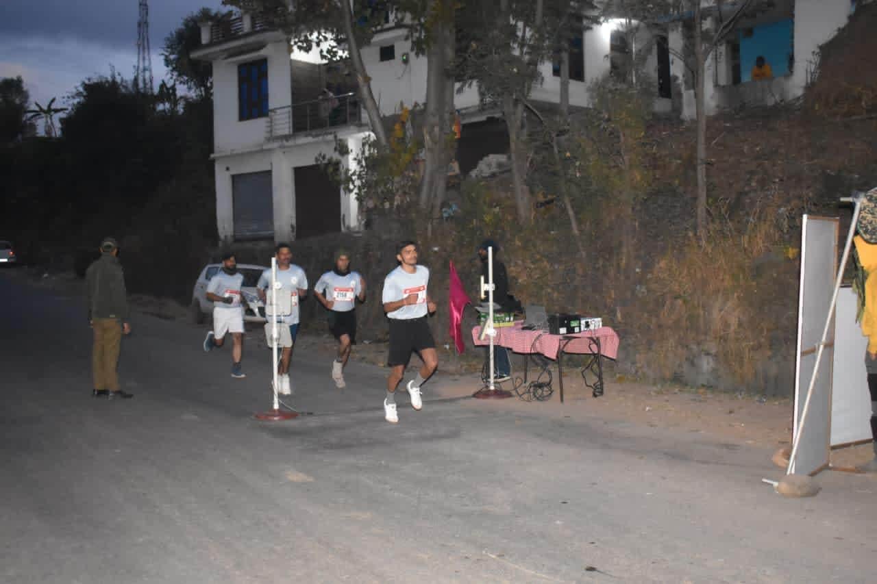 राजोेरी पुलिस ने हाफ मैराथन 2025 का आयोजन किया; 800 से ज़्यादा प्रतिभागियों ने इस पहल में हिस्स