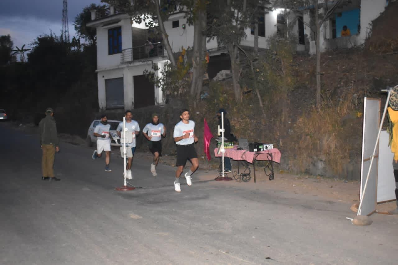 राजोेरी पुलिस ने हाफ मैराथन 2025 का आयोजन किया; 800 से ज़्यादा प्रतिभागियों ने इस पहल में हिस्स