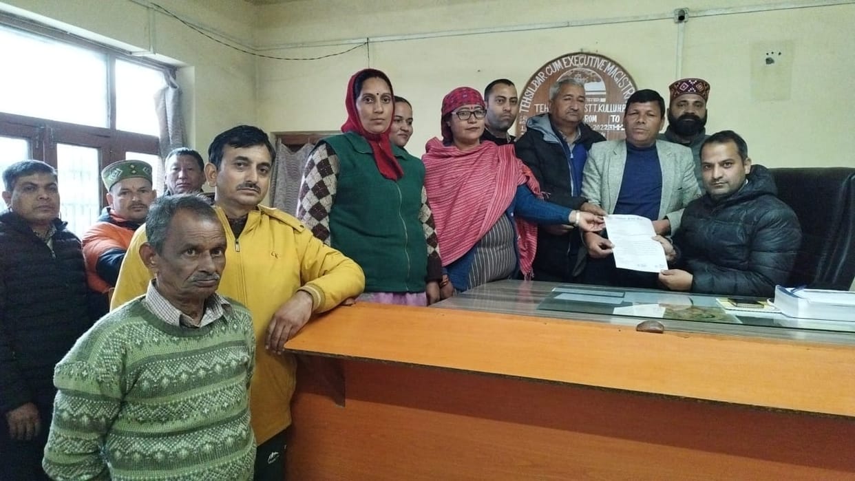 Protest against setting up of temporary market in Sainj