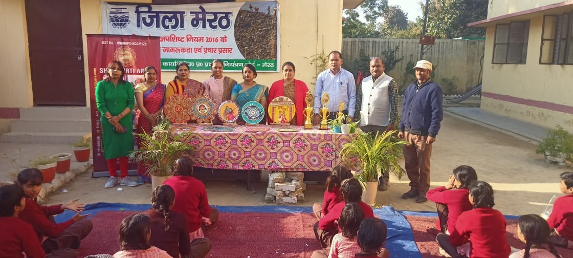 Told the girl students about Lippan art
