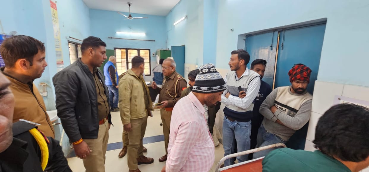 As the water level of Ganga decreased, the Tehsildar arrived on the complaint of encroachment on government land.