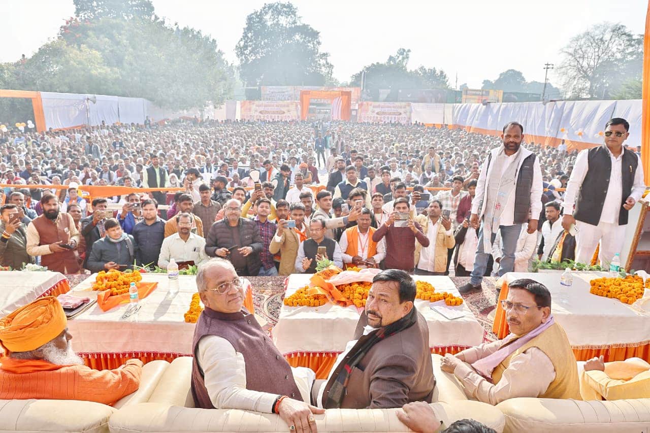 स्वामी ब्रह्मानंद महाराज जी की 131वीं जयंती समारोह में मंचासीन अतिथि व मौजूद लोग। स्रोत- आयोजक