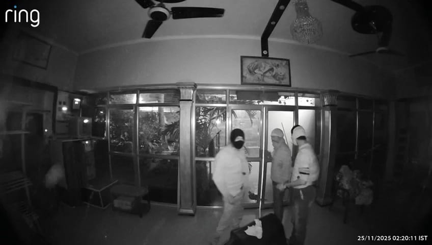 Major theft in the house of a retired bank employee