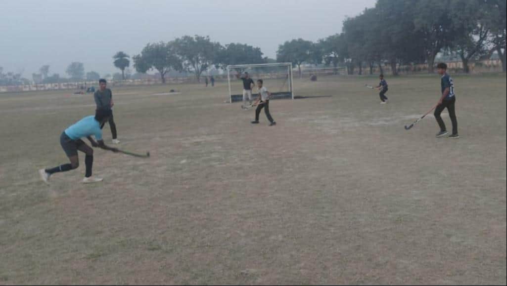 शहर के जीटी रोड स्थित स्टेडियम में ट्रायल्स के दौरान खेलते खिलाड़ी। स्रोत खेल विभाग