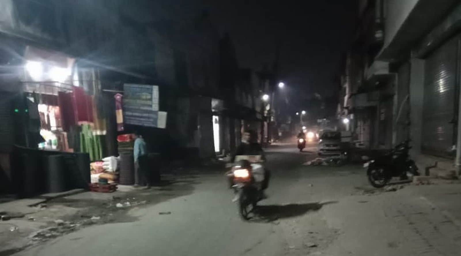 शाम होते हुए शहर की सड़कों पर पसरा सन्नाटा। संवाद