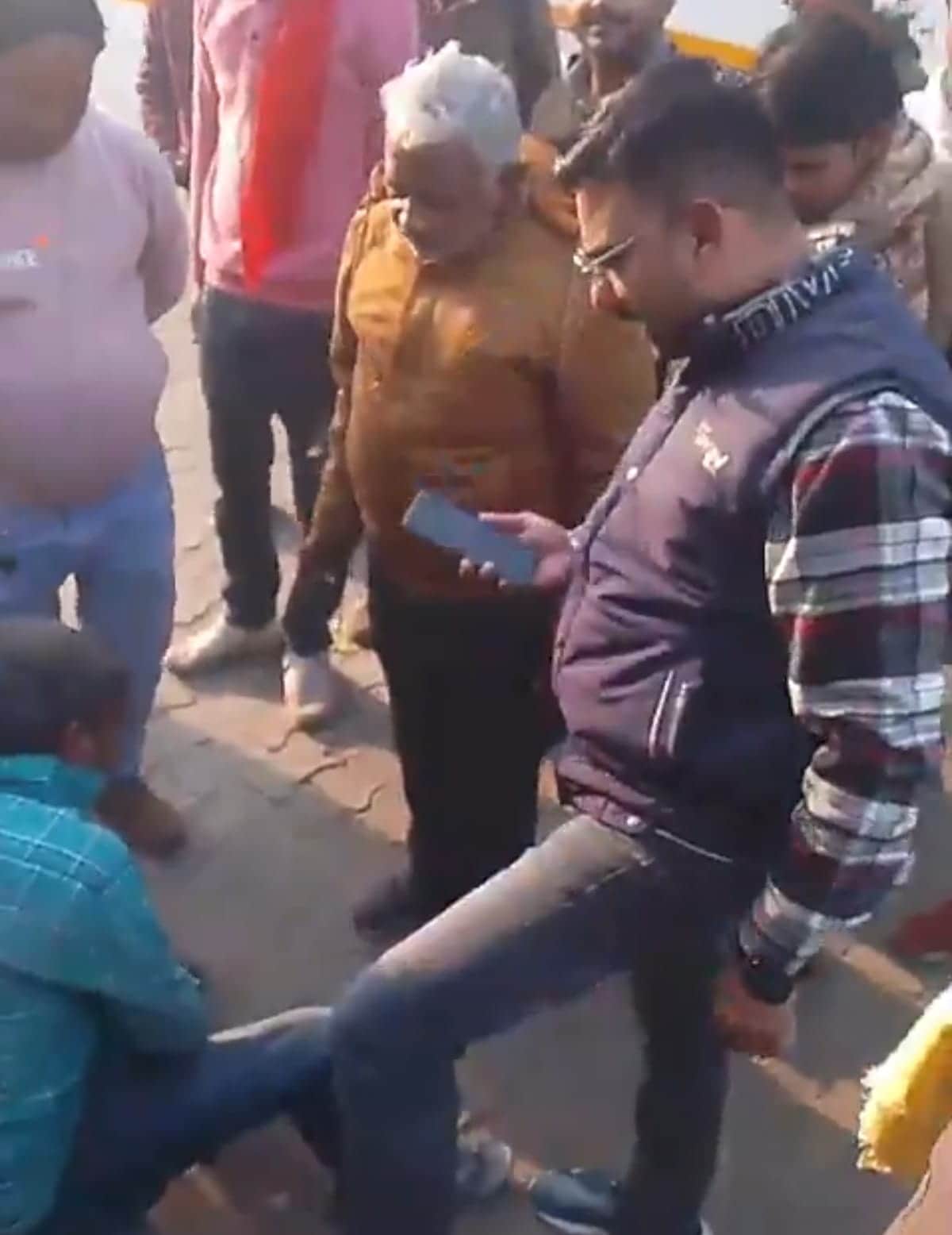 शराब के नशे में बसों में तोड़फोड़ करने वाले हेल्पर को समझाते रोडवेज के कर्मचारी। स्रोत वीडियोग्