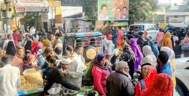 Weekly market causes traffic jam, CO and SDM stranded