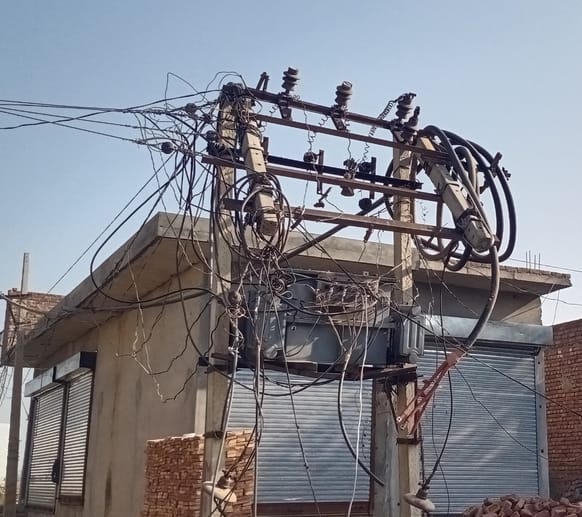 Cables entangled in a truck full of debris, 17 poles broken, power supply disrupted