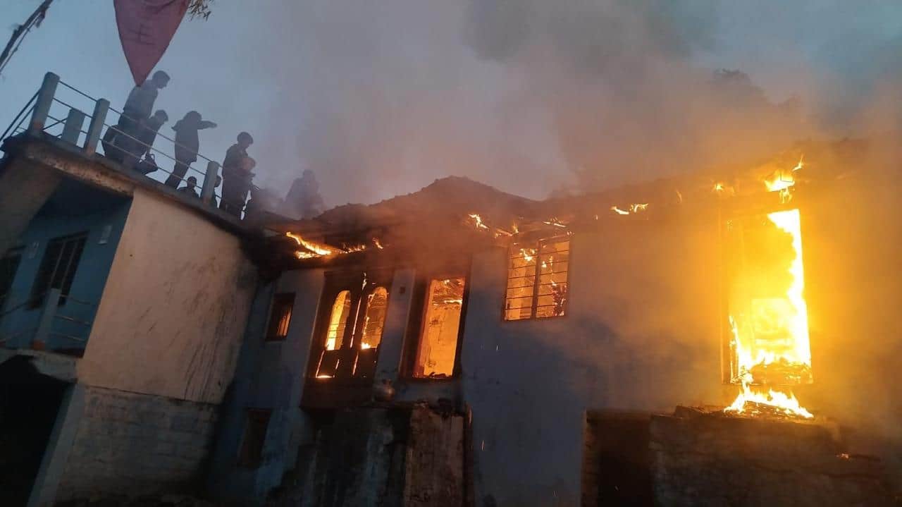 देवलथल तहसील के धुरौली गांव में मकान में लगी आग। संवाद