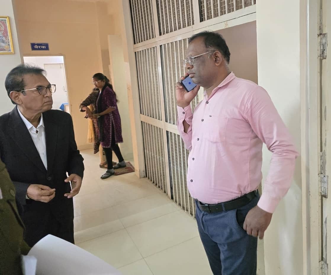 धर्मांतरण में कार्रवाई करने पहुंची टीम।