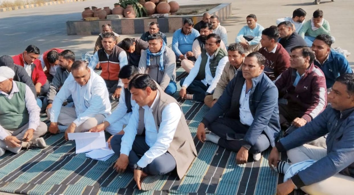 Roadways employees staged a protest, demanding payment of outstanding arrears.