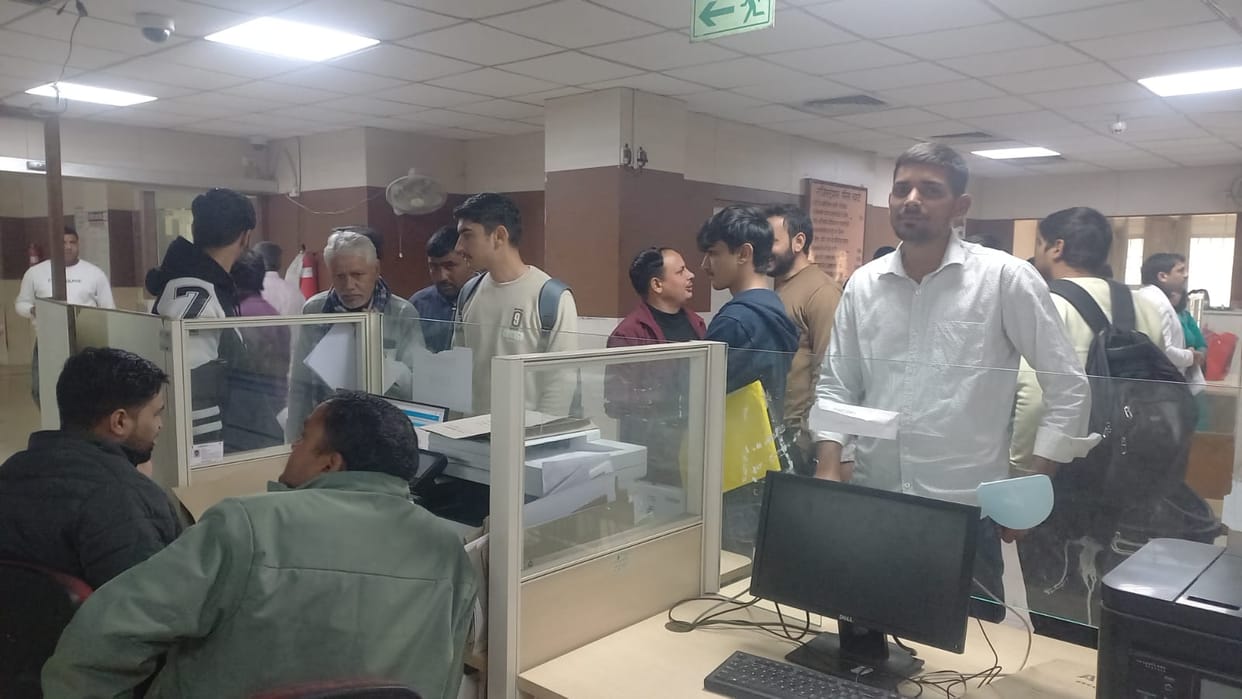 The transport department's website server is slow, and applications for driving licenses and registration certificates are not going through.