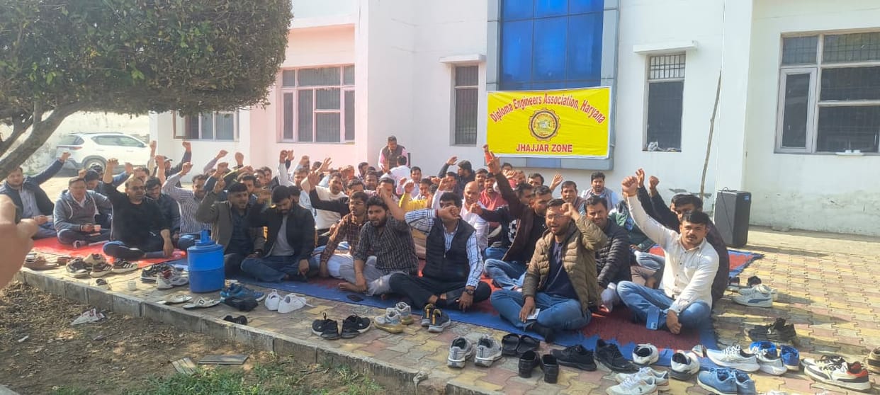 The indefinite strike by junior engineers continued for the 15th day.