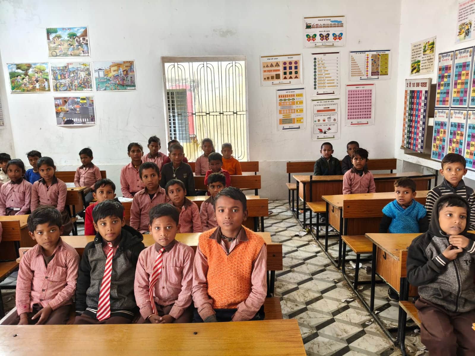 12 सीकेटीपी-14- परिचय- राजापुर के परिषदीय विद्यालय में बैठे छात्र छात्राएं। संवाद